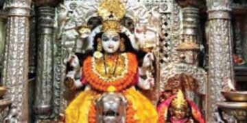 Aarti is performed 6 times every day in the 400 year old Mumba temple.