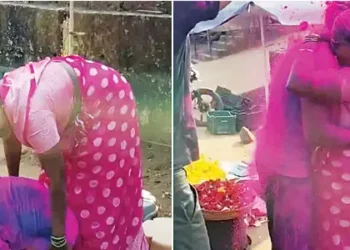 बेटे के सीआरपीएफ में चयन की खबर सुनकर रो पड़ी फुटपाथ पर सब्जी बेचती मां
