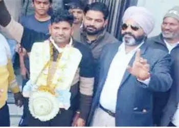 रातों-रात बदल गई ड्राइवर की किस्मत, जीती 10 करोड़ की लॉटरी