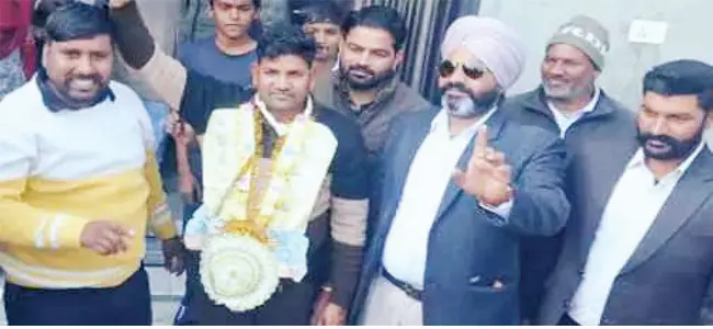 रातों-रात बदल गई ड्राइवर की किस्मत, जीती 10 करोड़ की लॉटरी