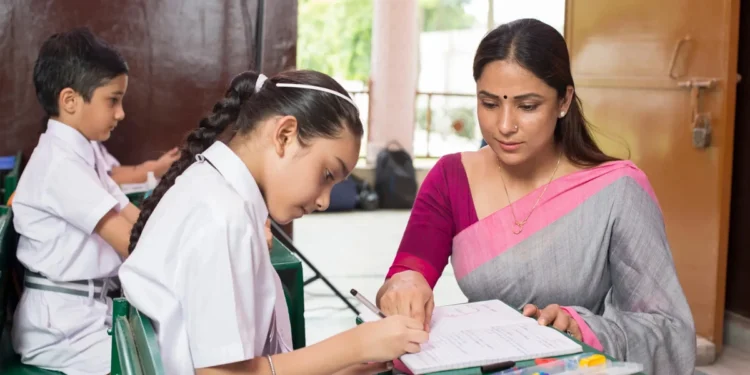 हो जाएं तैयार! यूपी में 60000 शिक्षकों की होनी है भर्ती