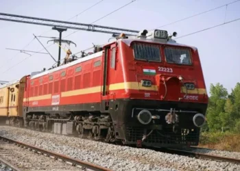 पीएम ने पूछा- कैसे चलती है यह ट्रेन, जवाब देते वक्त छलक पड़े चालक के खुशी के आंसू