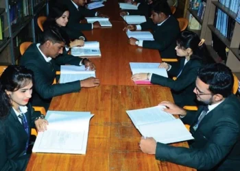 भारत के एक विश्वविद्यालय पुस्तकालय में पढ़ते छात्र
