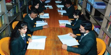 भारत के एक विश्वविद्यालय पुस्तकालय में पढ़ते छात्र