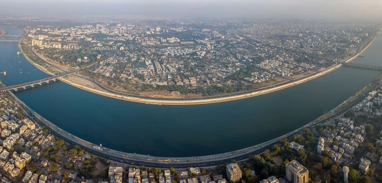 The-Sabarmati-riverfront-in-Ahmedabad,-Gujarat