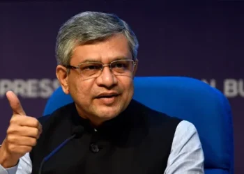 रेल मंत्री ने चालक विहीन वाहन का किया निरीक्षण