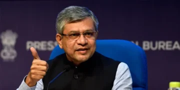 रेल मंत्री ने चालक विहीन वाहन का किया निरीक्षण