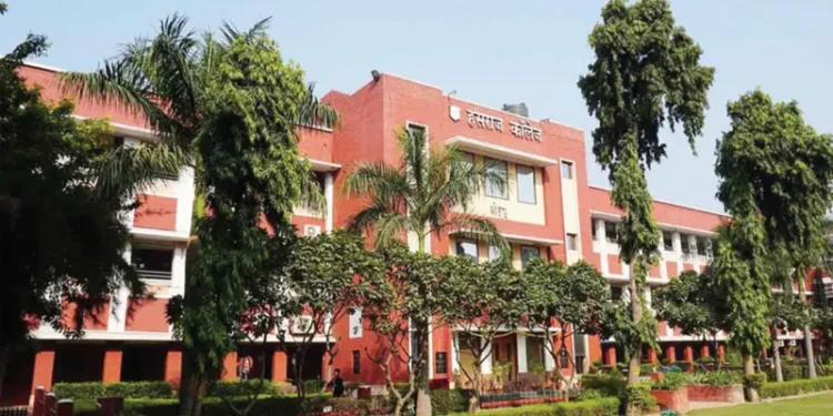 विश्वविद्यालय व कॉलेजों में सबसे ज्यादा एडमिशन आर्ट्स स्ट्रीम में