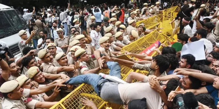 व्यवस्था में हो सुधार, अराजकता अस्वीकार्य