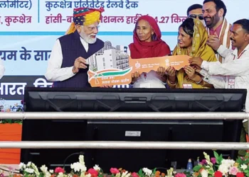पीएम मोदी ने पांच लाभार्थियों को सौंपी नए घर की चाबी
