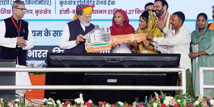 पीएम मोदी ने पांच लाभार्थियों को सौंपी नए घर की चाबी