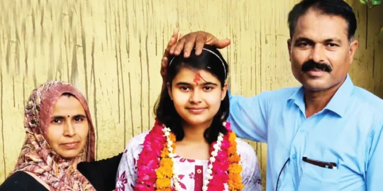 पोस्टमैन की बेटी शिवानी चौधरी बनीं वायुसेना में फ्लाइंग ऑफिसर