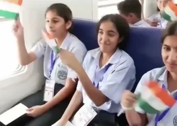 तिरंगा लहराकर जताई खुशी