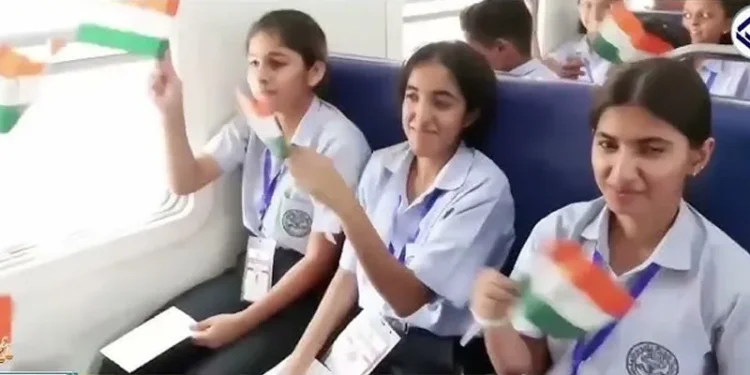 तिरंगा लहराकर जताई खुशी