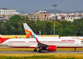 मुंबई एयरपोर्ट के टर्मिनल पर एक विमान