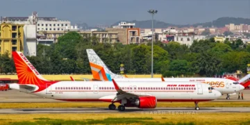 मुंबई एयरपोर्ट के टर्मिनल पर एक विमान