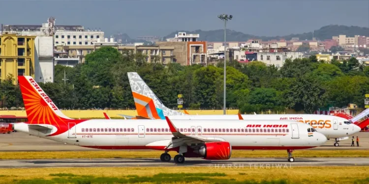 मुंबई एयरपोर्ट के टर्मिनल पर एक विमान