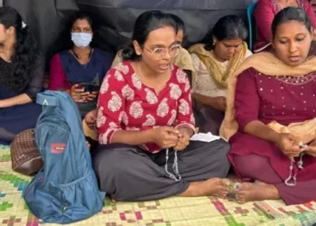 केरल में LPST रैंक होल्डर्स का प्रदर्शन, नियुक्ति की मांग को लेकर खाई घास