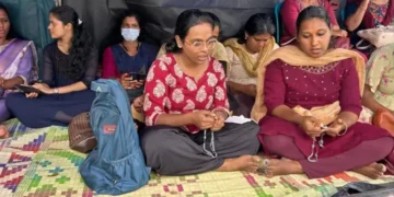 केरल में LPST रैंक होल्डर्स का प्रदर्शन, नियुक्ति की मांग को लेकर खाई घास