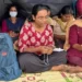 केरल में LPST रैंक होल्डर्स का प्रदर्शन, नियुक्ति की मांग को लेकर खाई घास