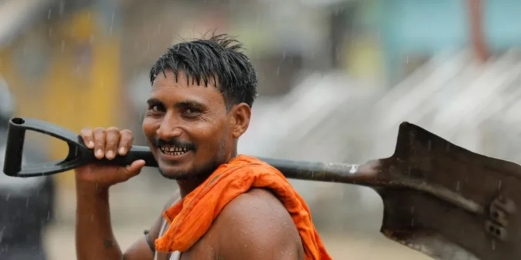ई-श्रम पोर्टल के 5 साल: 31.89 करोड़ पंजीकरण, 54.28% महिलाएँ