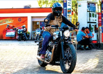 E20 पेट्रोल पर बढ़ी बहस: महंगे प्रीमियम पेट्रोल की मांग क्यों बढ़ी, सरकार के सामने नई चुनौती