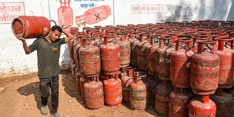 LPG Production Target: सरकार ने 21 कंपनियों के लिए तय किया 63,810 टन प्रतिदिन का लक्ष्य