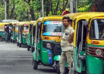 passengers waiting for rickshaw