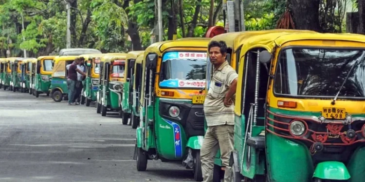 passengers waiting for rickshaw