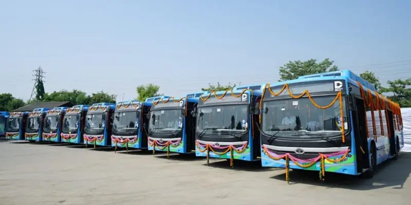 यूपी की 50 हजार छात्राओं को मिलेगी स्कूटी, 60+ महिलाओं को आजीवन मुफ्त बस यात्रा