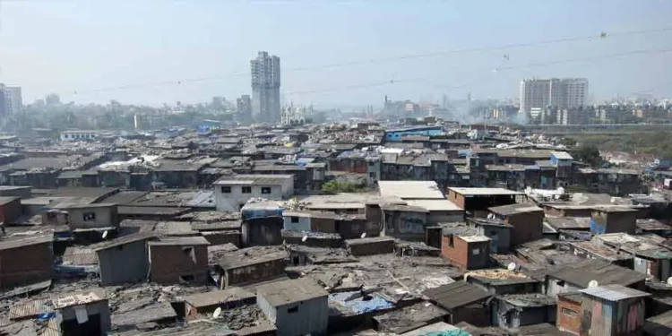 मुंबई से खत्म होगा झुग्गियों का नामो निशान: सीएम