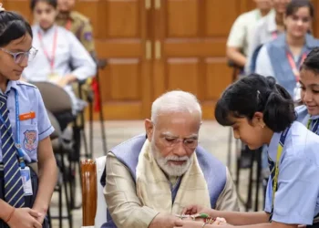 पीएम मोदी ने बच्चों संग मनाया रक्षाबंधन, बच्ची का प्यार हुआ वायरल