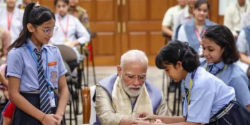 पीएम मोदी ने बच्चों संग मनाया रक्षाबंधन, बच्ची का प्यार हुआ वायरल