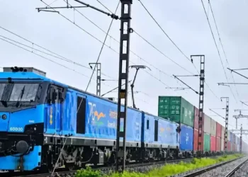 डबल-स्टैक लॉन्ग-हॉल कंटेनर ट्रेन