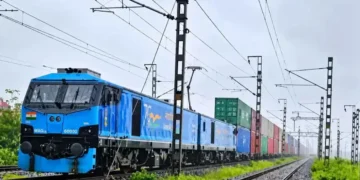 डबल-स्टैक लॉन्ग-हॉल कंटेनर ट्रेन