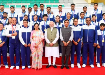 एशियाई खेलों के भारतीय दल के साथ प्रधानमंत्री, नई दिल्ली, 15 अक्टूबर 2026 · श्रेय : फोटो : पीआईबी