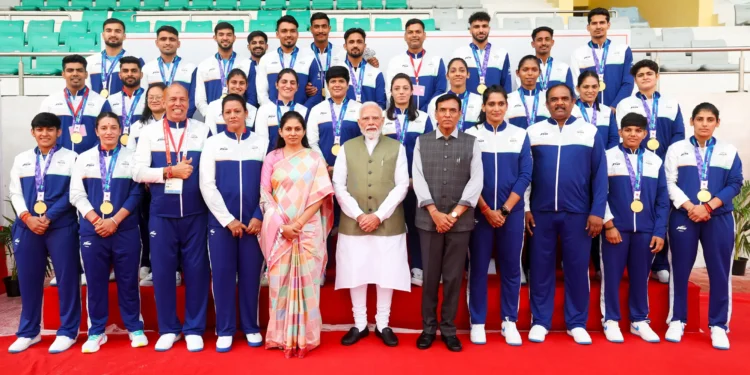 एशियाई खेलों के भारतीय दल के साथ प्रधानमंत्री, नई दिल्ली, 15 अक्टूबर 2026 · श्रेय : फोटो : पीआईबी