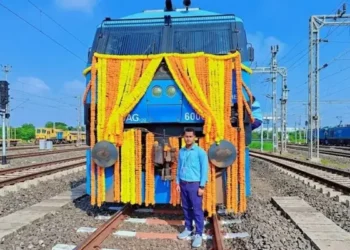 समस्तीपुर के सौरव कुमार ने दुनिया की पहली इलेक्ट्रिक डबल स्टैक कंटेनर लॉन्ग हाल पाइथन ट्रेन के संचालन में भूमिका निभाई।