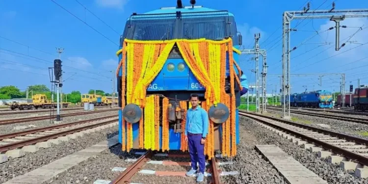 समस्तीपुर के सौरव कुमार ने दुनिया की पहली इलेक्ट्रिक डबल स्टैक कंटेनर लॉन्ग हाल पाइथन ट्रेन के संचालन में भूमिका निभाई।