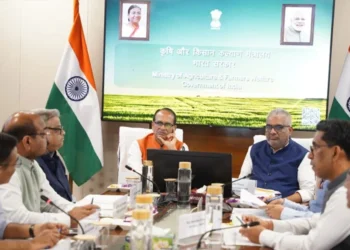 कृषि भवन, नई दिल्ली में पराली प्रबंधन की समीक्षा बैठक में केंद्रीय कृषि मंत्री शिवराज सिंह चौहान और पर्यावरण मंत्री भूपेंद्र यादव। फोटो : पीआईबी