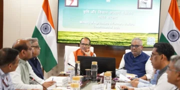 कृषि भवन, नई दिल्ली में पराली प्रबंधन की समीक्षा बैठक में केंद्रीय कृषि मंत्री शिवराज सिंह चौहान और पर्यावरण मंत्री भूपेंद्र यादव। फोटो : पीआईबी