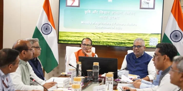 कृषि भवन, नई दिल्ली में पराली प्रबंधन की समीक्षा बैठक में केंद्रीय कृषि मंत्री शिवराज सिंह चौहान और पर्यावरण मंत्री भूपेंद्र यादव। फोटो : पीआईबी